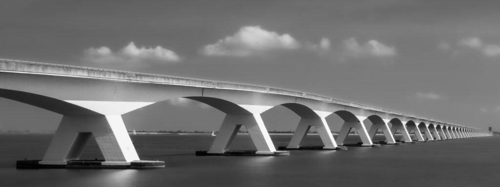 Zwart-wit foto van zeelandbrug